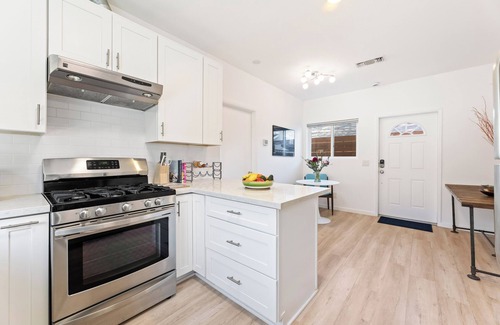 North Hills West Cottage | North Hills Private Guest Cottage, Laundry, Wi-Fi, Kitchen. Pets welcome