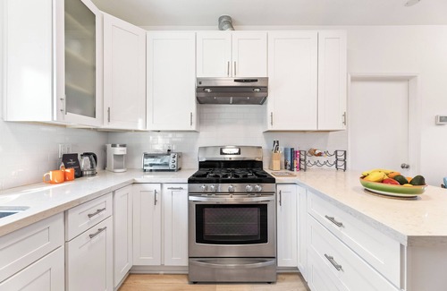 North Hills West Cottage | North Hills Private Guest Cottage, Laundry, Wi-Fi, Kitchen. Pets welcome