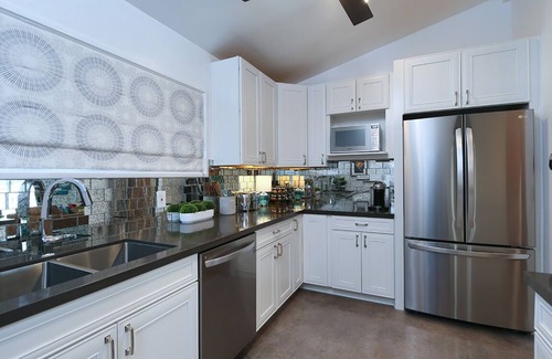 Sun Valley House | North Hollywood Oasis + Near Universal City + Poolside Movie Nights