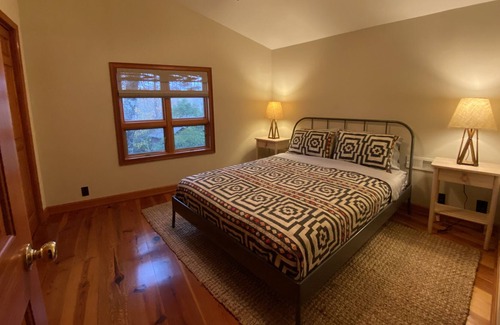 Salem House | North Lake Keowee Waterfront Home with Mountain Views + near Lake Jocassee