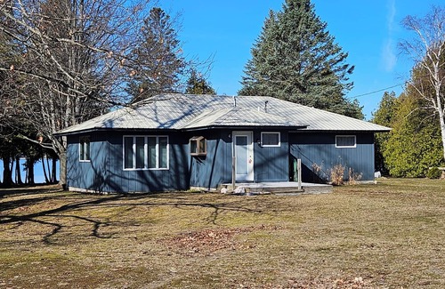 Lake Leelanau House | North Lake Leelanau-Beautiful sunsets. Cute 3 bedroom cottage. Dock.