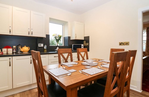Kirriemuir Cottage | NORTH LODGE, family friendly, with open fire in Kirriemuir