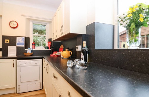 Kirriemuir Cottage | NORTH LODGE, family friendly, with open fire in Kirriemuir