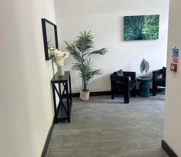 North Finchley Apartment | North London 1-Bed Apt Sleeps 2 1 Min to Tube
