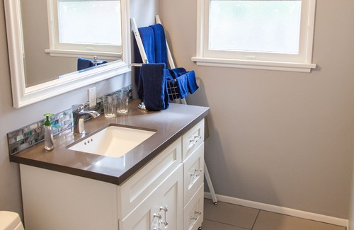 North of Montana House | North of Montana Ave., Modern Santa Monica guesthouse