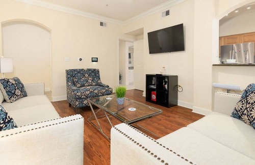 Preston Hollow Apartment | North Park Mall- Home Away from Home!