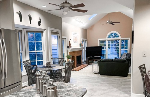 North Potomac House | North Potomac Charming 4-Bedroom Gem: Your Home Away from Home!