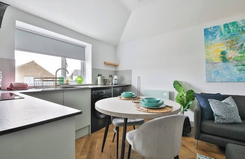 Gabalfa Apartment | North Road New Luxe Flats with Parking
