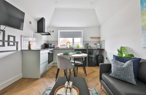Gabalfa Apartment | North Road New Luxe Flats with Parking