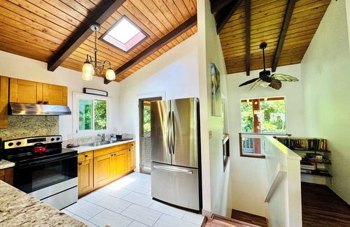 Wainiha House | North Shore Retreat Haena. Walk to beach, restaurant, bar, cafe. Dog Friendly!