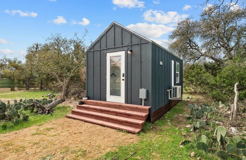 Fredericksburg House | North Star Nook - pet friendly tiny home!