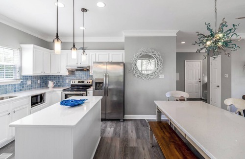 Tybee Island House | North Tybee house near lighthouse with ocean views and media room