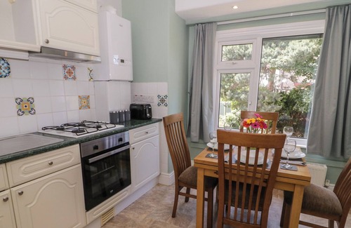 Rhos on Sea Apartment | NORTHCOTE, family friendly, country holiday cottage in Rhos-On-Sea