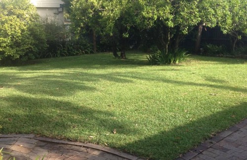 North Narrabeen House | Northern Beaches Bargain! House + Guest House ❈ Surf beach ❈ Lush kids backyard