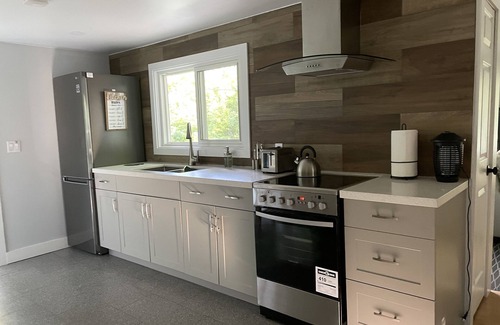 Bobcaygeon Cottage | Northern Cottage with Hot Tub, Trent Lakes