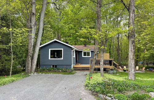 Bobcaygeon Cottage | Northern Cottage with Hot Tub, Trent Lakes