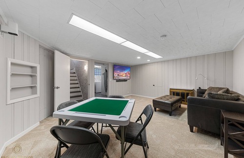 Budlong Woods House | Northside FAMLYNEST - Lincoln Sq - 4BR/1.5BA/2P - Rare find