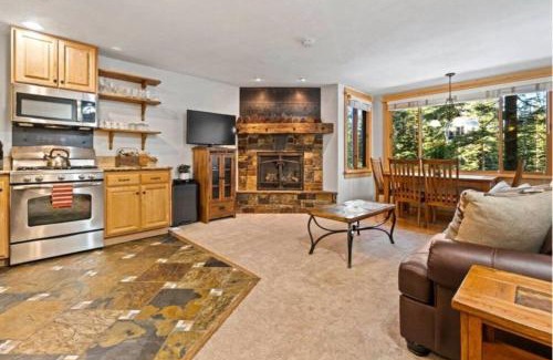 Truckee Apartment | Northstar Ski Trails Condo Walk to Village 3 Year-Round Hot Tubs in Rec. Center
