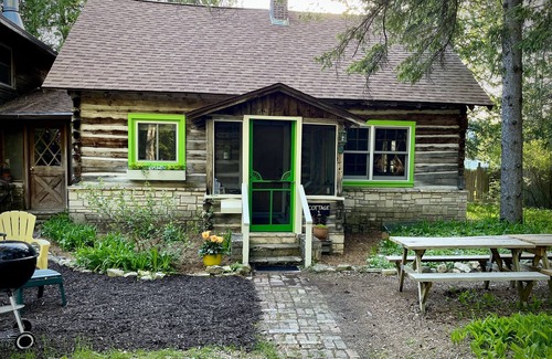 Ephraim House | Northwind Cottage #1, Families and dogs welcome! Walk to the village and the beach!