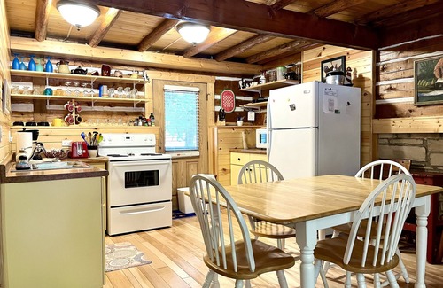 Ephraim House | Northwind Cottage #2, Dog Friendly! Walk to the Village and the Bay