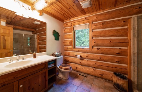 Sturgeon Bay Cabin | Nostalgic Log Home w/Hot Tub! “The Green Apple Lodge”