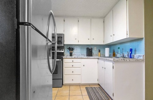 Logan House | Nostalgic Warhol 2BD Apartment
