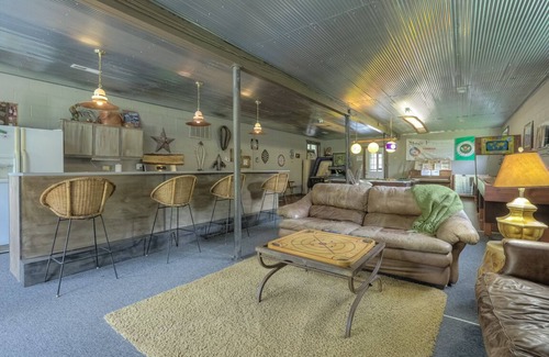 Bois D Arc House | "NOT JUST A PLACE TO SLEEP, BUT A DESTINATION PRIVATE RESORT"