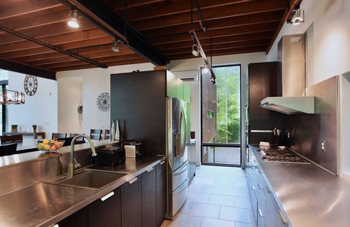 Livingston House | Not Your Average Lake House! 4 BR 15 guests