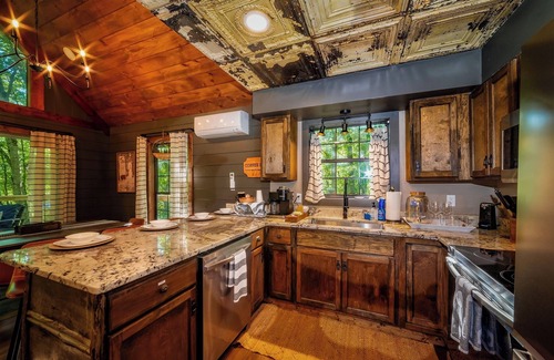Almond Cabin | NOT YOUR GRANDMA’S CABIN! King Loft, WIFI, Game Room, Hot Tub & Fire Pit!