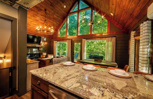 Almond Cabin | NOT YOUR GRANDMA’S CABIN! King Loft, WIFI, Game Room, Hot Tub & Fire Pit!