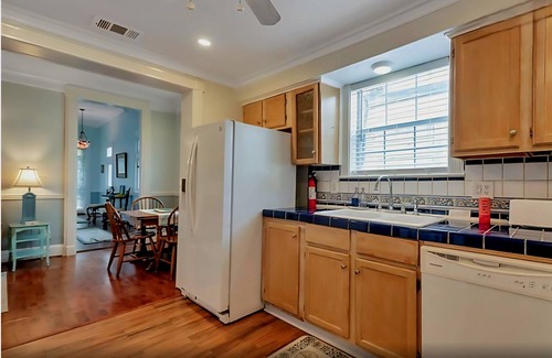 San Jacinto Cottage | Notable Galveston Cottage/Steps to Seawall Beaches, Sunrises & Local Fun