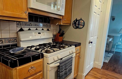 San Jacinto Cottage | Notable Galveston Cottage/Steps to Seawall Beaches, Sunrises & Local Fun