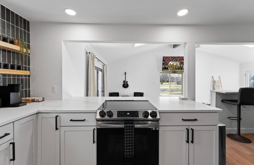 South Bend House | Notre Dame Haus: Pool, Game room & 5 min to campus