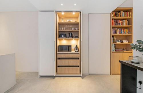 Colville Apartment | Notting Hill 2BR-2BA Private Garden Retreat