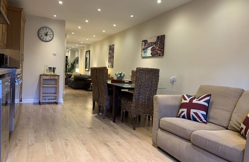 Norland House | Notting Hill 3-BR townhouse w/ensuite bathrooms. Ideal for families. Sleeps 8-10