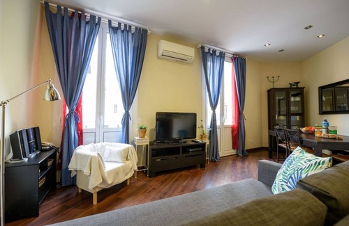 El Poble-sec Apartment | NOU - Ramblas rentals Design & Renovated Flat A/C ┃Balcony┃ 10M Ramblas