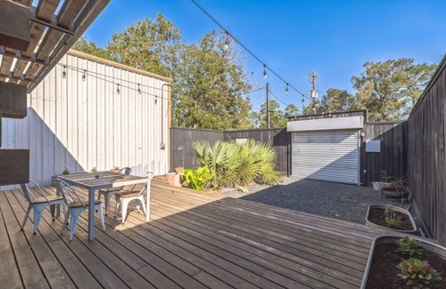 Garden Oaks House | Nouveau Bungalow | Sleeps 4