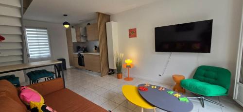 Surgeres Apartment | Nouveau ! Le Pop Appart - Fun et coloré en hypercentre de Surgères