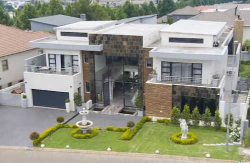 Greater Johannesburg Metropolitan Area Villa | Nova Villa Broadacres - 4 Bedroom Villa - Pool, Jacuzzi, Fire Place & More