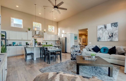 West University House | *NovDec Special* MinervaHouse~UNR~Deck~Reno~Groups~ Near Downtown~Family Fun