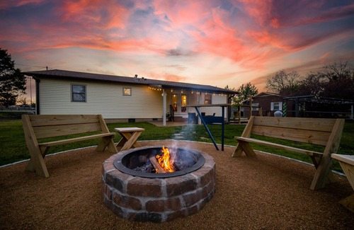 Rogers House | Now Booking Fall Downtown Rogers 3BR Firepit