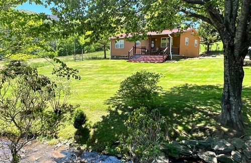 West Jefferson Cabin | NOW BOOKING - Kickback Creek - Cabin On Babbling Creek, W/WIFI & Fire Pit!