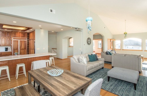 El Granada House | Now Trending - Entire Beach Home Walk to Beaches, Restaurants, Activities