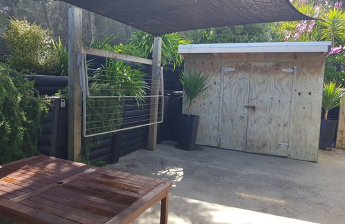 Waitarere Beach House | Now with unlimited fibre broadband! Warm,2 bedroom bach in quiet,sunny location.