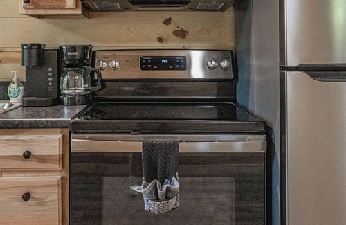 Lancaster Cabin | Now with Wifi! Blackberry Bramble: Budget-friendly in Hocking, hot tub + Firepit