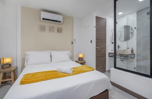 La Florida Apartment | NOWA Makondo Apt - Large Jacuzzi and AC on Main Provenza St