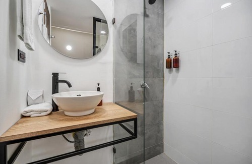 La Florida Apartment | NOWA Makondo Apt - Large Jacuzzi and AC on Main Provenza St