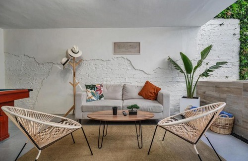 La Florida Apartment | NOWA Makondo Apt - Large Jacuzzi and AC on Main Provenza St