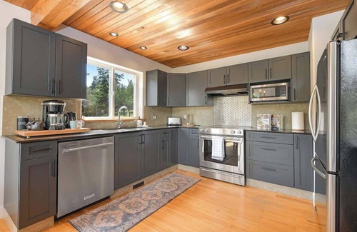 Otter Point House | Nowhere Sooke Escape