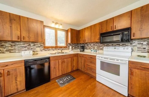 Davis House | NP46- Majestic Views! Close to Towns! Hot tub! Pets OK!
